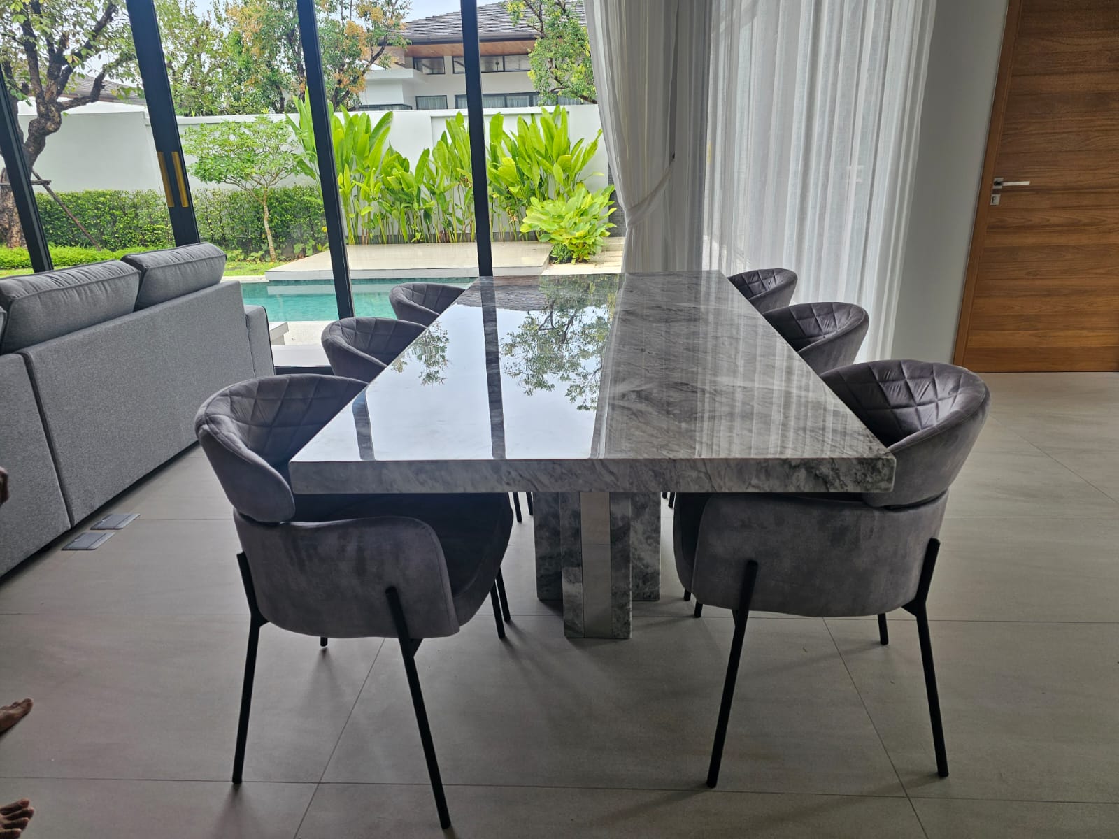 Villa Luma Botanica open-plan dining room with elegantly set table and floor-to-ceiling glass